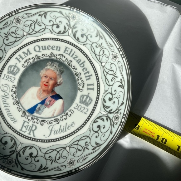 Queen Elizabeth II Platinum Jubilee Commemorative Plate - Picture 7 of 7